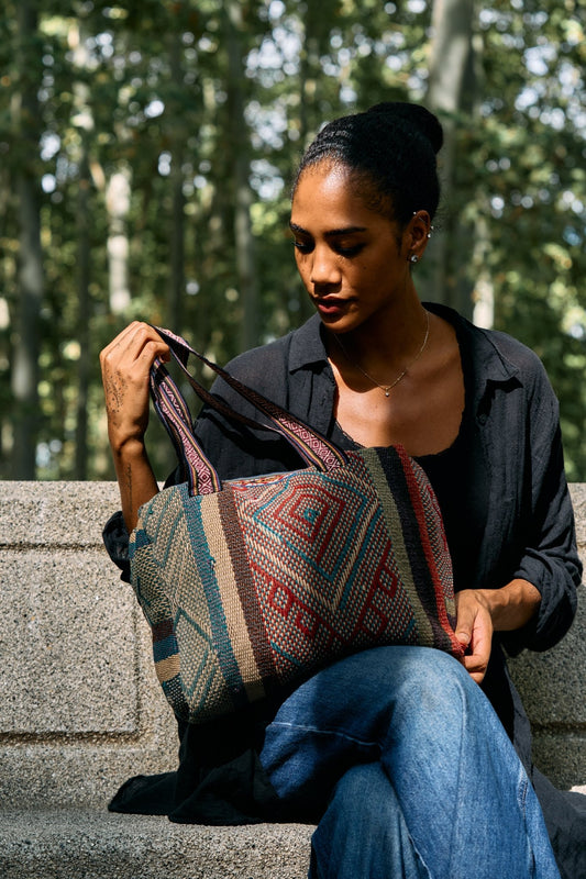 Umhängetasche mit geometrischem Muster